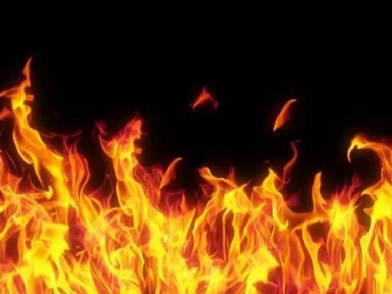 युवती ने बातचीत की बंद तो शादीशुदा युवक ने पेट्रोल डालकर खुद को लगाई आग….