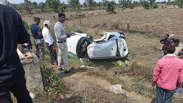 तेज रफ्तार कार खंभे से टकराई, आबकारी अधिकारी की मौत…
