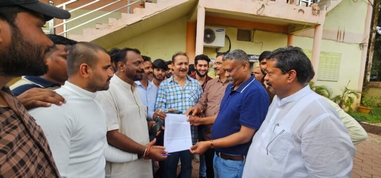 उप मुख्यमंत्री के प्रतिनिधि के साथ निगम आयुक्त ने किया दुर्व्यवहार धरने पर बैठे कांग्रेसी… आयुक्त के स्थानांतरण की रखी मांग…