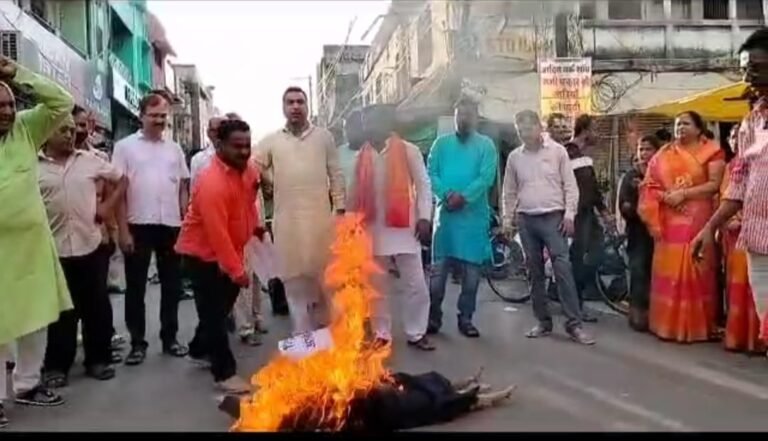 जैन मुनि की हत्या के विरोध में  पुतला फूंका…