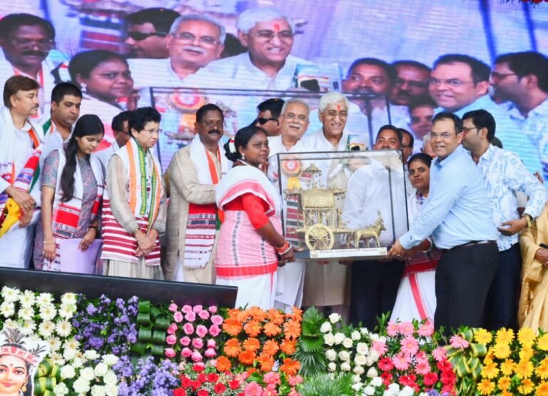 मुख्यमंत्री बघेल सीतापुर में आयोजित विश्व आदिवासी दिवस कार्यक्रम में हुए शामिल, क्षेत्रवासियों को दी 334 करोड़ के 269 विकास कार्यों की सौगात…