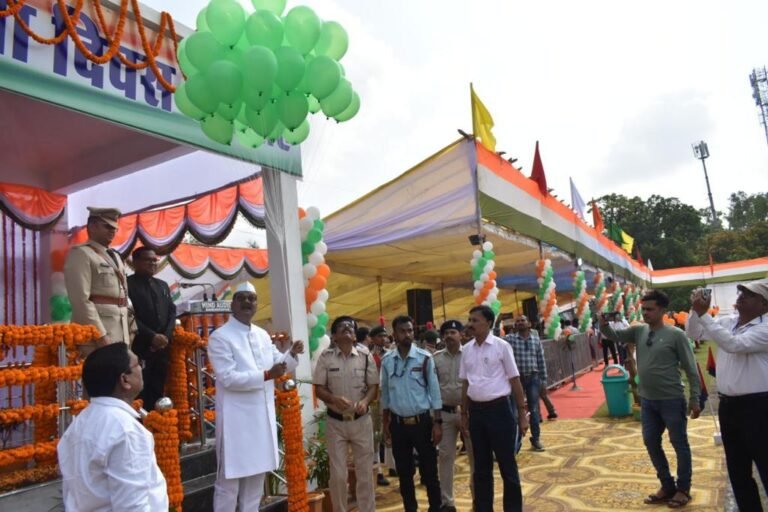 विधानसभाध्यक्ष डॉ. चरणदास महंत ने किया ध्वजारोहण, उत्कृष्ट कार्य करने वाले अधिकारी-कर्मचारी हुए सम्मानित..