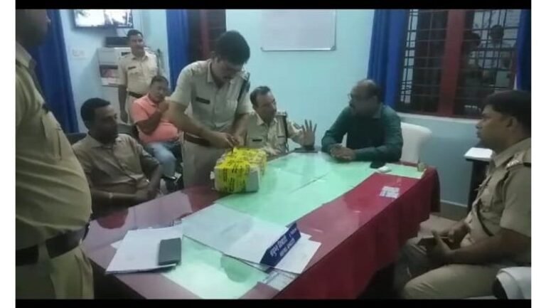 वाहन चेकिंग के दौरान बोरे में मिला 40…