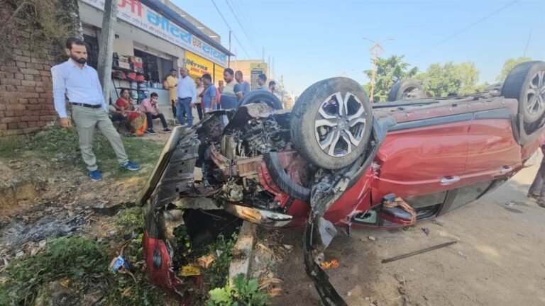 बाइक सवार को बचाने पलटी तेज रफ्तार कार, पलटने के बाद कार में लगी आग…2 घायल.