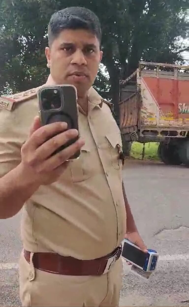 अपनी हरकतों से बाज नहीं आ रहा RTO उड़नदस्ता निरीक्षक जितेंद्र भूषण,, अवैध वसूली करते मीडिया कर्मियों ने रंगे हाथ पकड़ा तो शासकीय कार्य में बाधा के केस में फसाने की देने लगा धमकी….