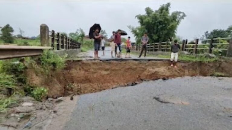 लौटते मानसून ने मचाई तबाही   कही सड़क तो कही पुल हो रहे तबाह…