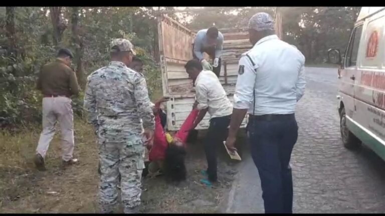 सड़क किनारे मिली युवती की लाश, हत्या की आशंका…