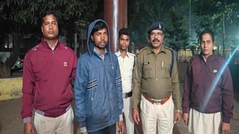 पेट्रोल छिड़क पत्नी की हत्या, पति गिरफ्तार…