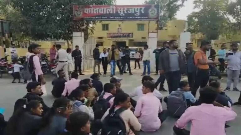 PG कॉलेज के प्रोफेसर पर लगा छेड़छाड़ का आरोप, छात्रों ने थाने के सामने जमकर किया हंगामा…