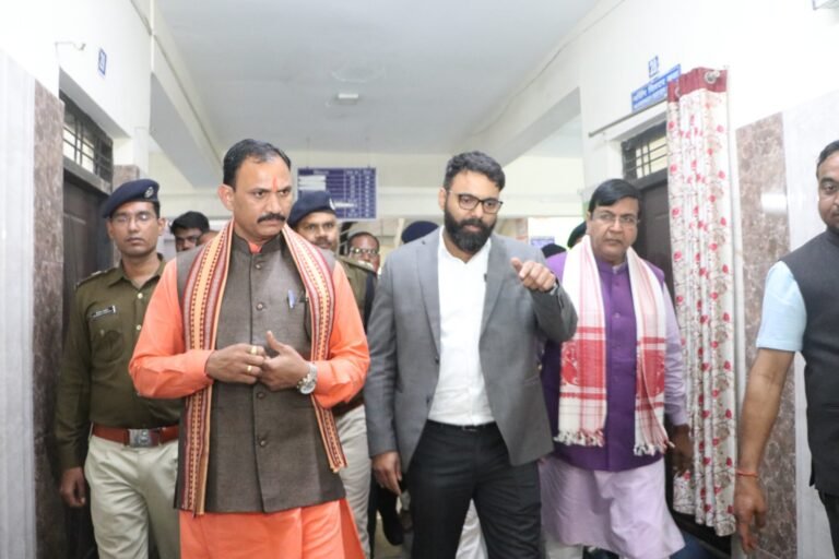 स्वास्थ्य एवं परिवार कल्याण एवं चिकित्सा शिक्षा मंत्री ने जिला अस्पताल का किया अवलोकन, डॉक्टर व स्टाफ समय पर पहुंचने दिए निर्देश…