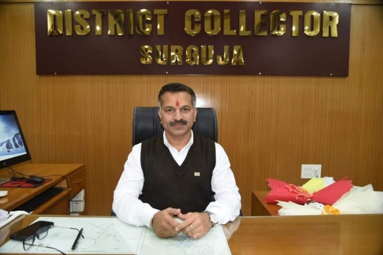 सरगुजा के नए कलेक्टर भोस्कर विलास संदिपान ने किया पदभार ग्रहण..