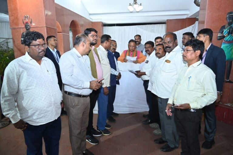 बंग समाज के प्रदेश अध्यक्ष एवं समाज प्रतिनिधि मंडल ने मुख्यमंत्री को सौपा ज्ञापन…