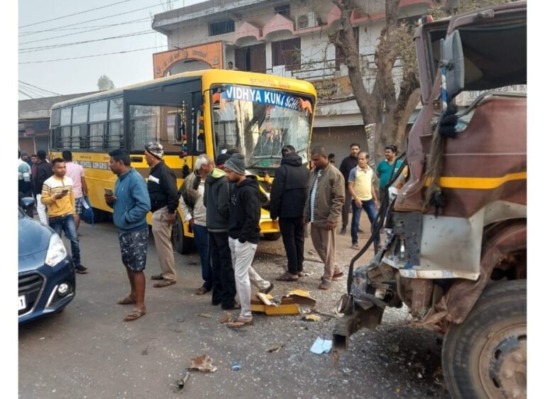 स्कूल बस और ट्रक के बीच जोरदार टक्कर, आधा दर्जन से अधिक बच्चे घायल…