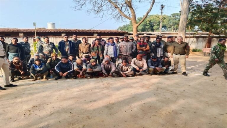 200 पुलिसकर्मियों की टीम ने खदान में की छापेमारी, चोरी करने पहुंचे 20 ग्रामीण गिरफ्तार…