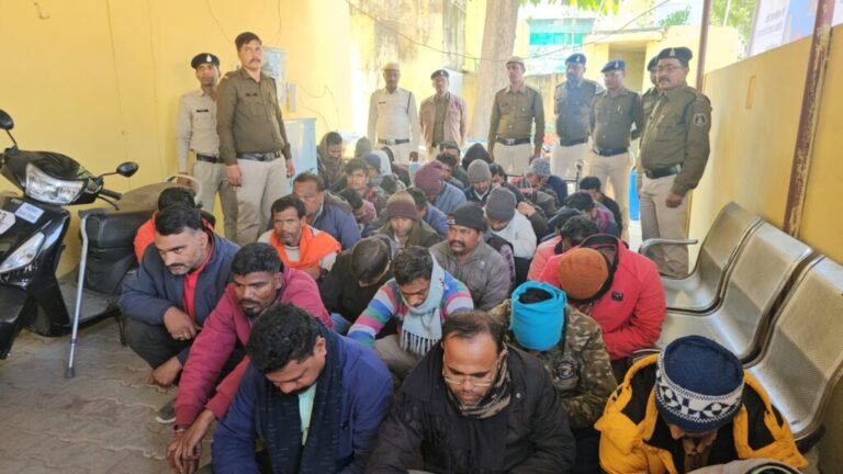 हार जीत का दाव लगा रहे 42 जुवारियों को पुलिस ने किया गिरफ्तार…