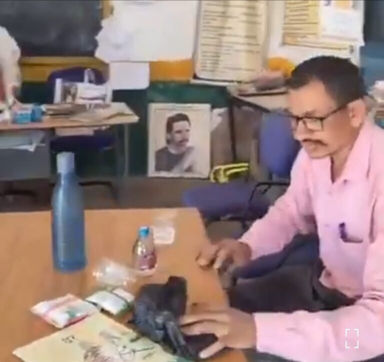शराबी शिक्षक के सिर चढ़कर बोलने लगा नशा, कैमरे के सामने पैग बनाकर पीया शराब, बोला डीईओ कलेक्टर को दिखा दो…
