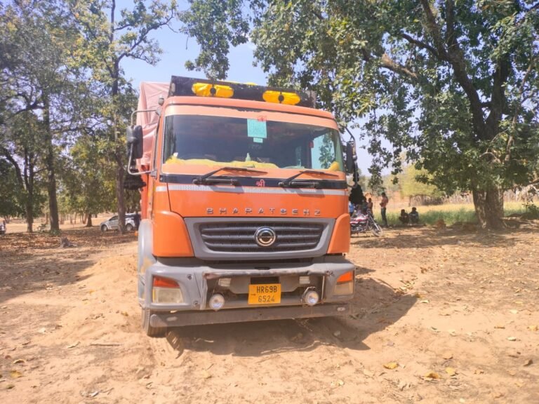 खैर की लकड़ी से भरा ट्रक पकड़ाया, राजस्व और वन विभाग की कार्यवाही…