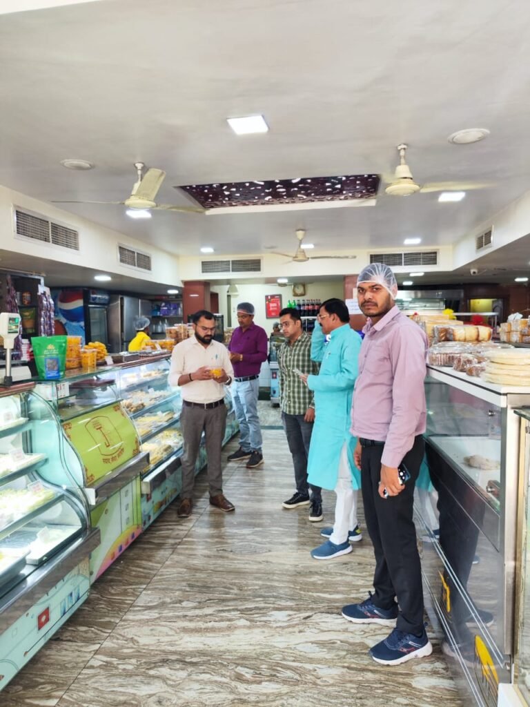 होली त्यौहार के मद्देनजर विभिन्न मिठाई दुकानों से जांच हेतु लिए गए नमूने…