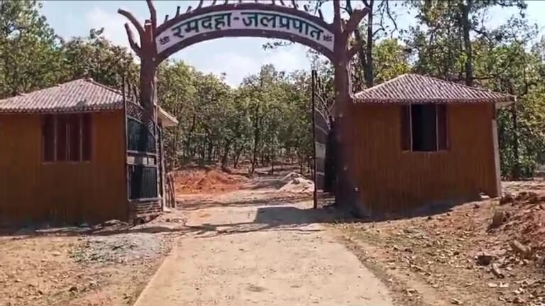 रमदहा वाटर फाल महज साल भर पहले करोड़ो रुपया खर्च कर हुआ निर्माण विभागीय भ्रस्टाचार के भेट चढ़ा, शासन के करोड़ों रुपये का हुआ बंदर बांट…