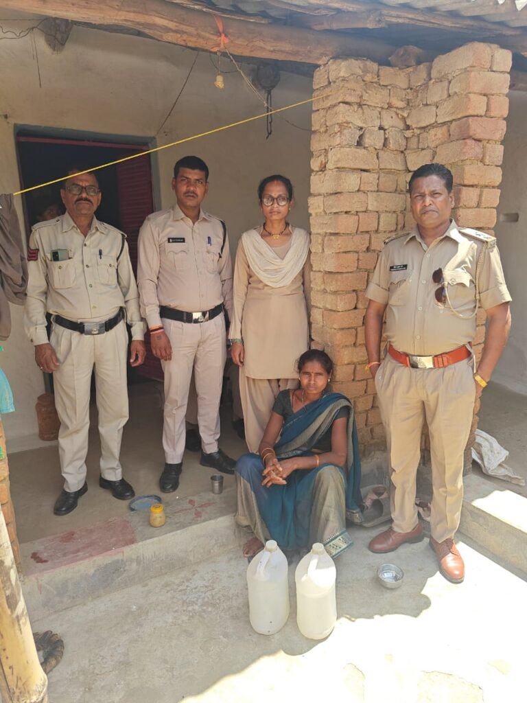 10 लीटर महुआ शराब के साथ महिला गिरफ्तार…