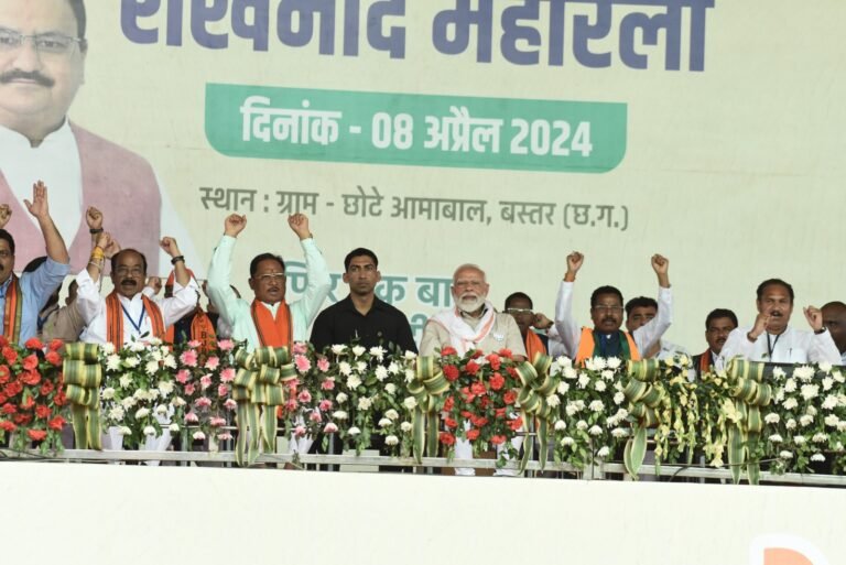 बस्तर से मोदी की दहाड़ : ‘लाठी से सिर फोड़ने की कांग्रेस की धमकी से मैं नहीं डरने वाला’ गरीब का बेटा हूं सर उठाकर चलता हूं…