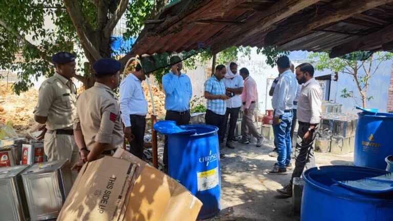 नकली घी बनाने वाली फैक्ट्री पर प्रशासन की दबिश, मौके पर मिले कुल 7.86 लाख कीमत के सोयाबीन, वनस्पति तेल सहित मिश्रित घी को किया गया सीज…