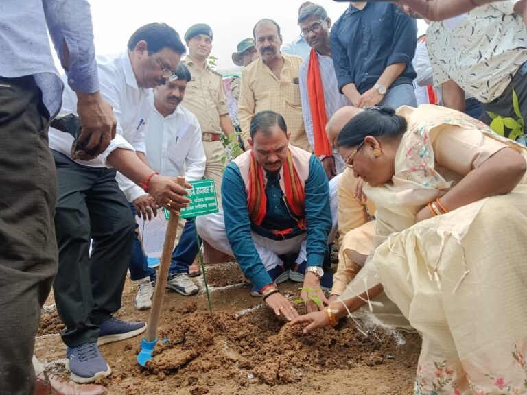 स्वास्थ्य मंत्री श्याम बिहारी जायसवाल ने मियावाकी पद्धति से किया वन महोत्सव का शुभारंभ…