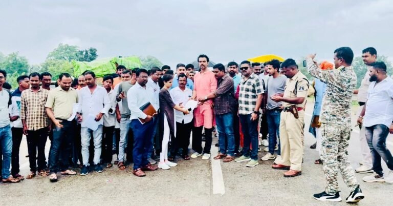 ग्रामीणों द्वारा जर्जर रोड के विरोध में प्रदेश कांग्रेस कमेटी सचिव शैलेंद्र प्रताप सिंह के नेतृत्व में किया सांकेतिक चक्काजाम…