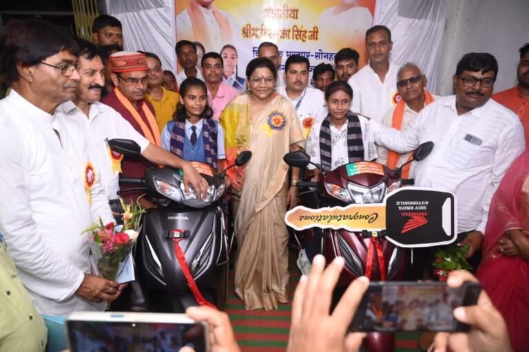 विधायक रेणुका सिंह की शिक्षक दिवस पर बड़ी घोषणा : टॉपर छात्रों को मुख्यमंत्री से मुलाकात, दिल्ली दर्शन और मिलेगा लैपटॉप, गत वर्ष की टॉपर छात्राओं को सौंपी स्कूटी…