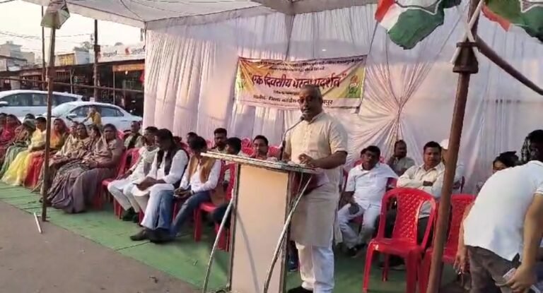 जिला कांग्रेस कमेटी सूरजपुर ने छत्तीसगढ़ में बढ़ती अराजकता को लेकर किया एक दिवसीय धरना प्रदर्शन…