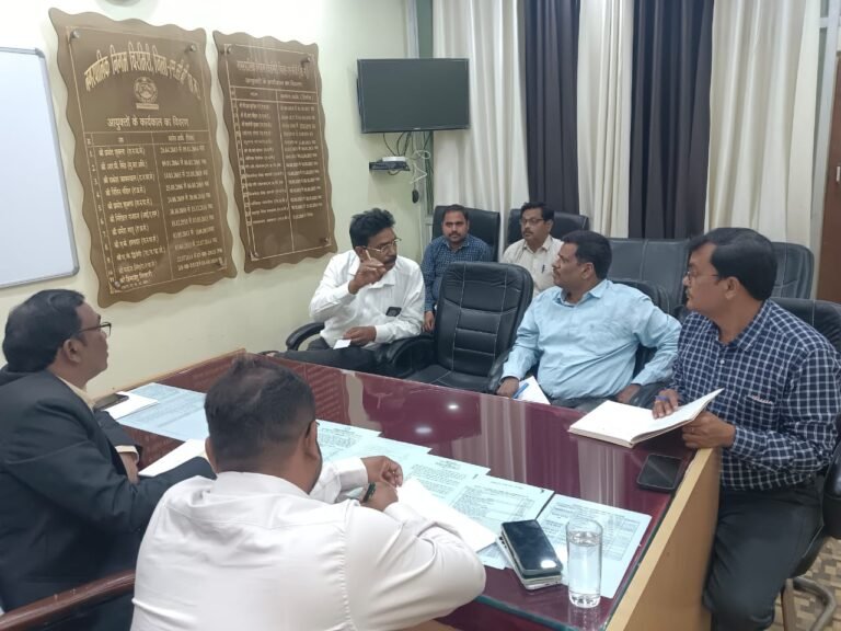 अनुविभागीय दण्डाधिकारी की अध्यक्षता में नगर निगम के कमिश्नर कक्ष में नगर निगम, एसईसीएल व पीडब्ल्यूडी के अधिकारियों के साथ हुई संयुक्त बैठक…