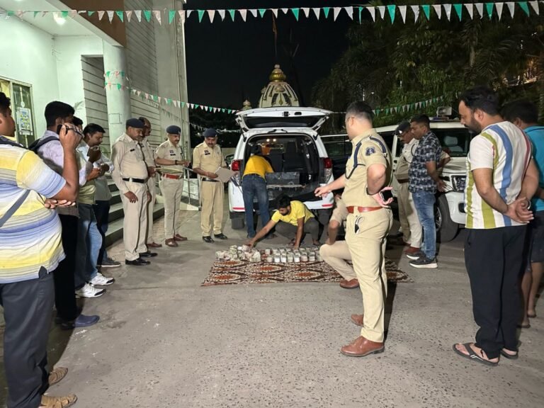 चेकिंग के दौरान पुलिस को मिली बड़ी सफलता, इनोवा कार से मिले 4 करोड़ कैश…