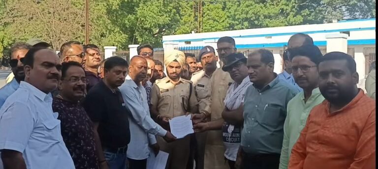 कार और थार में टक्कर के बाद मॉब लिंचिंग मामले में सर्व हिंदू समाज हुआ एकजुट,, आरोपियों की हो जल्द गिरफ्तारी नहीं तो होगा प्रदेशव्यापी आंदोलन…