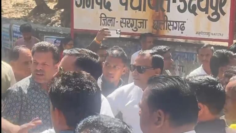 जनपद अध्यक्ष/उपाध्यक्ष चुनाव के दौरान भाजपा और कांग्रेस कार्यकर्ताओं में हुई हाथापाई, देखें वीडियो…