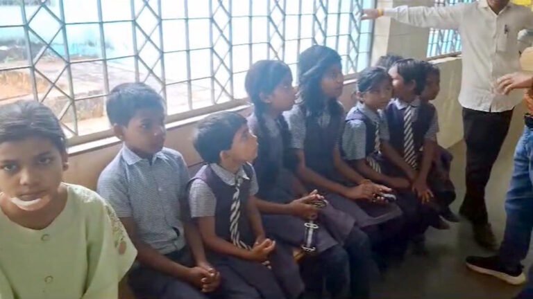 जनपद अध्यक्ष की स्कॉर्पियो स्कूली बस में टकराई…अध्यक्ष गंभीर, 5 स्कूली बच्चें घायल…