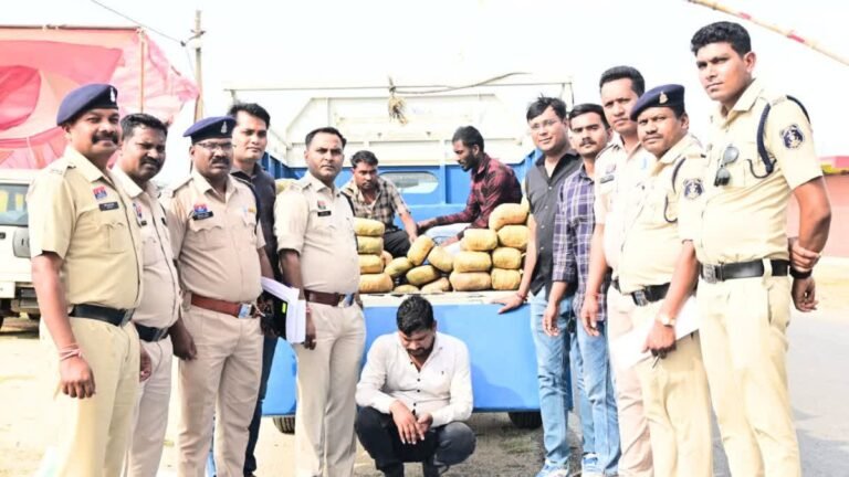 पुष्पा स्टाइल में पिकअप में चेंबर बनाकर गांजा तस्करी करते युवक गिरफ्तार….