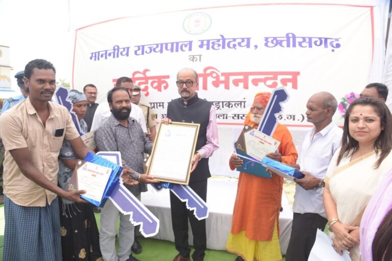 राज्यपाल रमेन डेका एकदिवसीय प्रवास पर पहुंचे अम्बिकापुर,पीएम आवास, किसान सम्मान निधि के हितग्राही एवं बिहान के महिलाओं से  मुलाकात कर दी शुभकामनाएं…