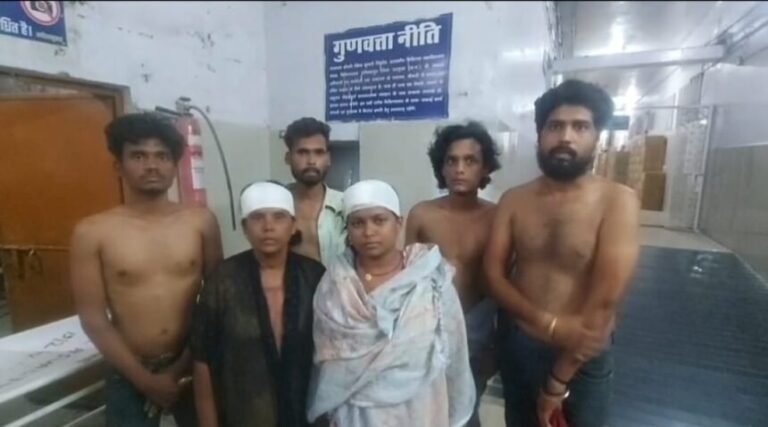 चोरी के शक में एक परिवार को मिली तालिबानी सजा, पेड़ से बांधकर मारपीट, महिलाओं को भी पीटा…