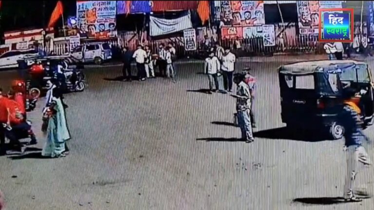 रेलवे स्टेशन में खुलेआम हुई चाकूबाजी, एक दोस्त ने दूसरे दोस्त पर किया वार, सामने आया CCTV फुटेज