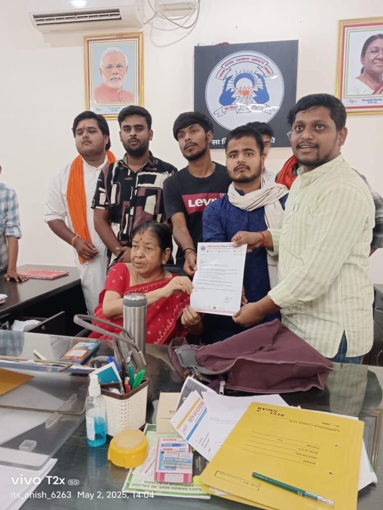 पीजी कॉलेज के प्रोफेसर द्वारा हिन्दू देवी-देवताओं के अपमान के विरोध में एबीवीपी ने सौंपा ज्ञापन… हनुमान चालीसा का पाठ कर जताया विरोध…