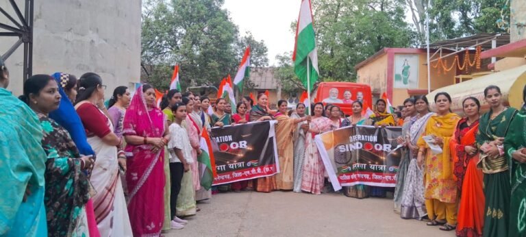 हाथों में तिरंगा लिए हम चल पड़े शान से, शहर-शहर, वीर सैनिकों के सम्मान में के तर्ज पर मनेंद्रगढ़ में तिरंगा यात्रा संपन्न…