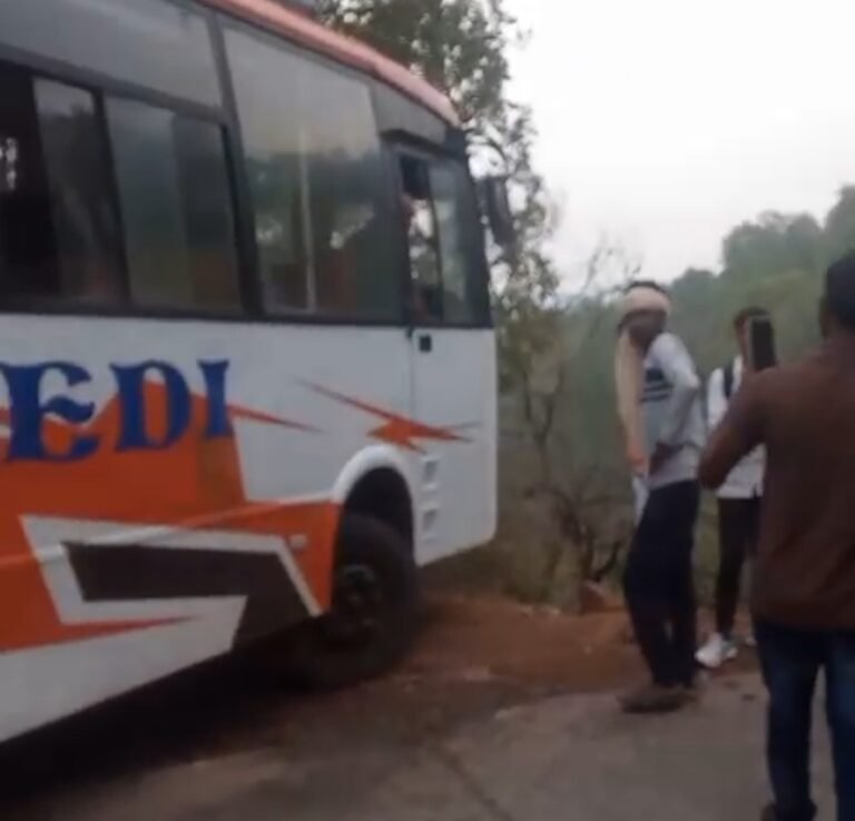 नौसीखिए ड्राइवर ने 50 यात्रियों की जान डाल दी जोखिम में, कंडक्टर की होशियारी से सब सुरक्षित…