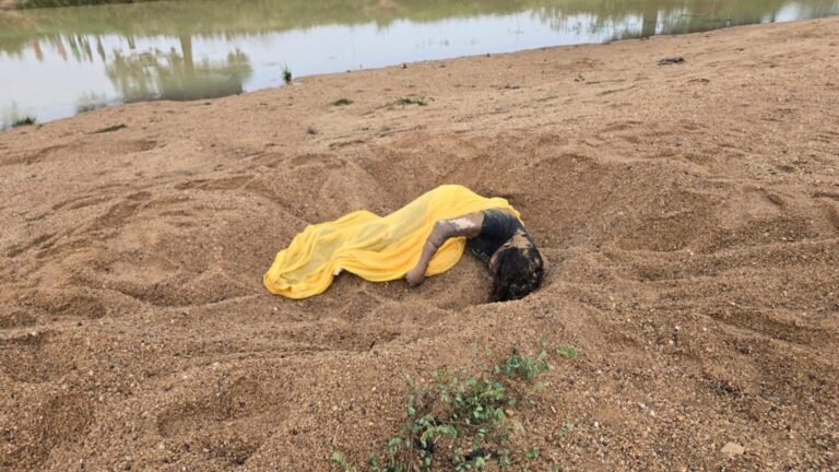 ट्रिपल मर्डर : नदी किनारे मिली महिला और दो बच्चों की लाश, शराबी द्वारा शराब के नशे में बताई गई थी बात…