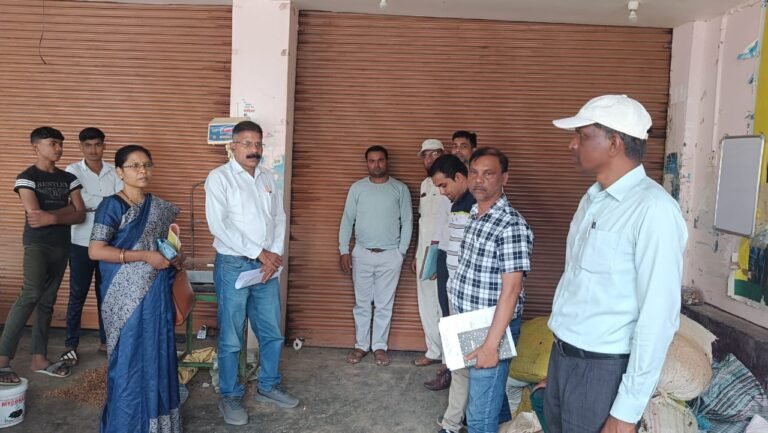 उर्वरक दुकान में मिली अनियमितता, दुकानदार को नोटिस जारी, जांच हेतु प्रयोगशाला भेजे गए नमूने…