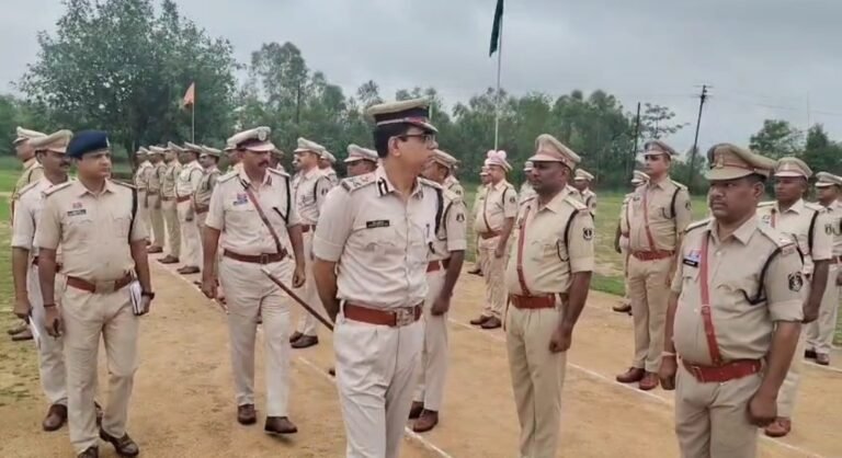 IG सरगुजा दीपक कुमार झा द्वारा सूरजपुर जिले का किया वार्षिक निरीक्षण, थाना कार्य में लापरवाही TI अलरिक लकड़ा को लगाई फटकार …