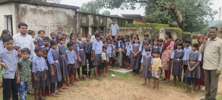 सोलर ड्यूल पंप 4 महीने से खराब पानी के लिए पीएमश्री, माध्यमिक शाला, आंगनबाड़ी केंद्र के लगभग 250 बच्चे दर-दर भटकने को मजबूर…