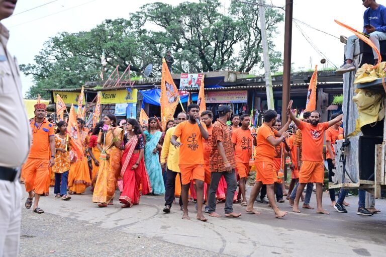 सोनहत के महादेव के दर्शन को जुटे श्रद्धालु, पहली बार निकाली गई कांवर यात्रा…प्राचीन शिव मंदिर में भी हुआ जलाभिषेक…