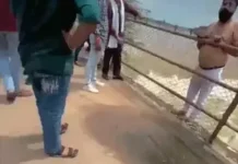 “हर हर महादेव” का जयकारा लगाते हुए युवक ने लगाई एनीकेट में छलांग, घटना का वीडियो हुआ वायरल…