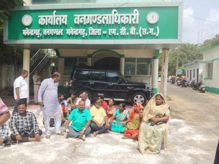 DFO ने महिला नगर पालिका अध्यक्ष समेत जनप्रतिनिधियों से किया अभद्र व्यवहार, धरने पर बैठ कार्यवाही की हो रही मांग….