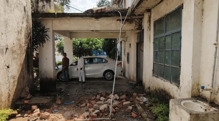 कुटुंब न्यायालय का रेलिंग और छज्जा गिरा, वकील और पक्षकार समेत कई घायल…